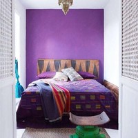 Perpaduan nuansa etnik dan ultraviolet yang menghadirkan kehangatan pada kamar tidur. (Foto: Instagram)