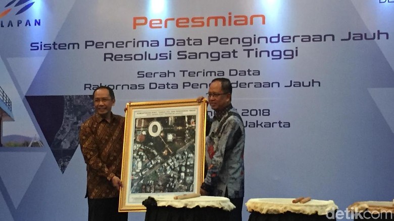 LAPAN Serahkan Data Citra Satelit Sangat Tinggi ke Menristek LAPAN Serahkan Data Citra Satelit Sangat Tinggi ke Menristek