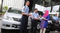 Kedua mobil itu diterima langsung oleh Direktur Pelayanan Tahanan dan Pengelolaan Benda Sitaan dan Barang Rampasan Negara Wahiddin di gedung KPK, Jakarta.