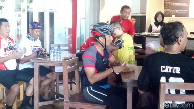 Sandiaga sempat sarapan bubbur usai bersepeda keliling Monas