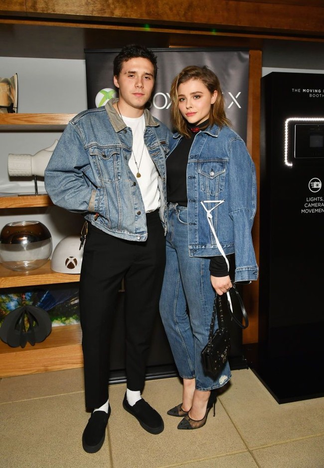 Couple outfit yang seru! Brooklyn Beckham kompak memakai jaket denim dengan kekasihnya aktris Chloe Grace Moritz. Gaya ala 90an tampil lebih modern dengan sepatu kekinian. Foto: Getty Images
