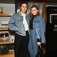 Couple outfit yang seru! Brooklyn Beckham kompak memakai jaket denim dengan kekasihnya aktris Chloe Grace Moritz. Gaya ala 90an tampil lebih modern dengan sepatu kekinian. Foto: Getty Images