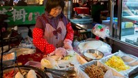 Taiwan Spring Roll bisa jadi pilihan makan malam yang tak terlalu mengenyangkan. Bahan-bahan isiannya berupa cincangan bawang putih, irisan daging bebek, telur, potongan saus dan beberapa bumbu lainnya. Sedap! Foto: Istimewa