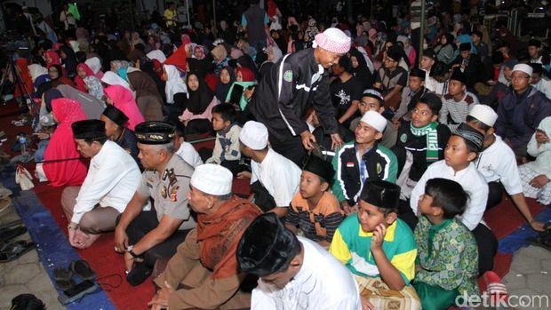 Mereka mendoakan kesembuhan KH Umar Basri.