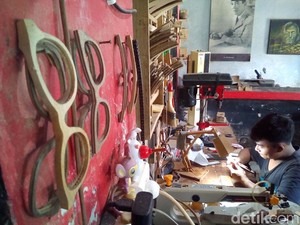 Limbah Kayu Disulap Jadi Frame Kacamata Kekinian di Gebog Kudus