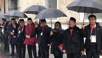 Kehadiran Jokowi di Afghanistan didampingi oleh sejumlah menteri. Seskab Pramono Anung menceritakan hal unik soal syal yang dipakai Teten Masduki di tengah hujan salju (Foto: Twitter Pramono Anung)