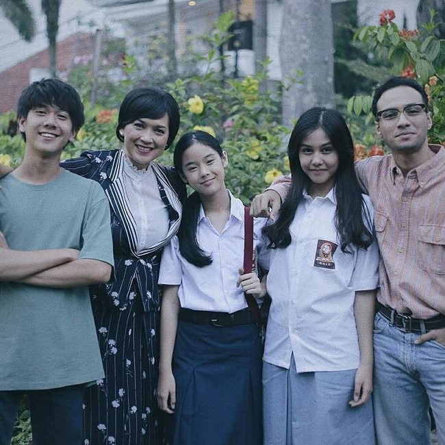 Selain gaya para remaja, gaya ibu Milea dan ibu Dilan yang diperankan Happy Salma dan Ira Wibowo juga tak kalah menarik. Mereka memakai gaun selutut dengan gaya retro. Motif floral hingga kerah sailor menjadi ciri khas vintage dress yang hits di tahun 1950. Foto: Instagram