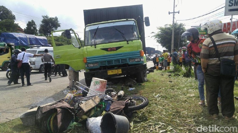 Polisi Kejar Sopir Truk yang Kabur setelah Tabrak 3 Motor di Semarang Polisi Kejar Sopir Truk yang Kabur setelah Tabrak 3 Motor di Semarang