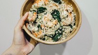 Terlihat Sharena sedang memamerkan masakannya yang terbuat dari nasi butter dengan paduan bayam dan udang. Bumbunya hanya butter dan cincangan bawang putih hingga sedikit keju parmesan. Foto: Instagram @mrssharena