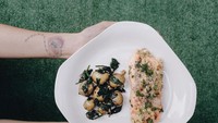 Nah ini dia salmon dengan baby potato dan bayam. Membuatnya juga sangat mudah! Foto: Instagram @mrssharena