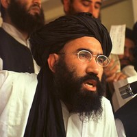 Lalu turban khas Taliban, kelompok sayap kiri yang sempat menguasai hampir seluruh daerah Afghanistan, terbuat dari katun yang lembut. Biasanya berwarna hitam atau putih, dengan buntut panjang yang menjuntai dari belakang turban. (Foto: Getty Images)