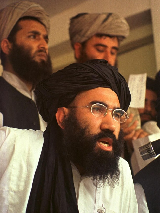 Lalu turban khas Taliban, kelompok sayap kiri yang sempat menguasai hampir seluruh daerah Afghanistan, terbuat dari katun yang lembut. Biasanya berwarna hitam atau putih, dengan buntut panjang yang menjuntai dari belakang turban. (Foto: Getty Images)