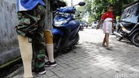 Anak-anak pun bisa berbaur dengan mereka mantan pengidap kusta yang kebanyakan menggunakan kaki palsu. (Foto: Rachman Haryanto)  