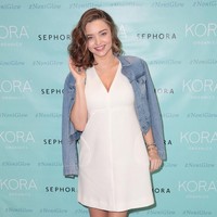 Kamu bisa tampil feminin pakai jaket denim dengan memadukannya bersama mini dress. Seperti yang dipakai Miranda Kerr ini. Foto: Getty Images