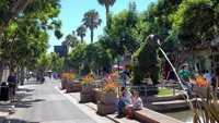 Di kawasan yang menjadi pusat teknologi dunia, California, terdapat jalur pedestrian yang ciamik laiknya sebuah taman dengan air mancur dan pepohonan. Istimewa/Afar.