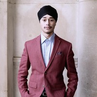 Contoh lain dari Turban pria Sikh. Turban dipadukan dengan busana yang modis. (Foto: Getty Images)