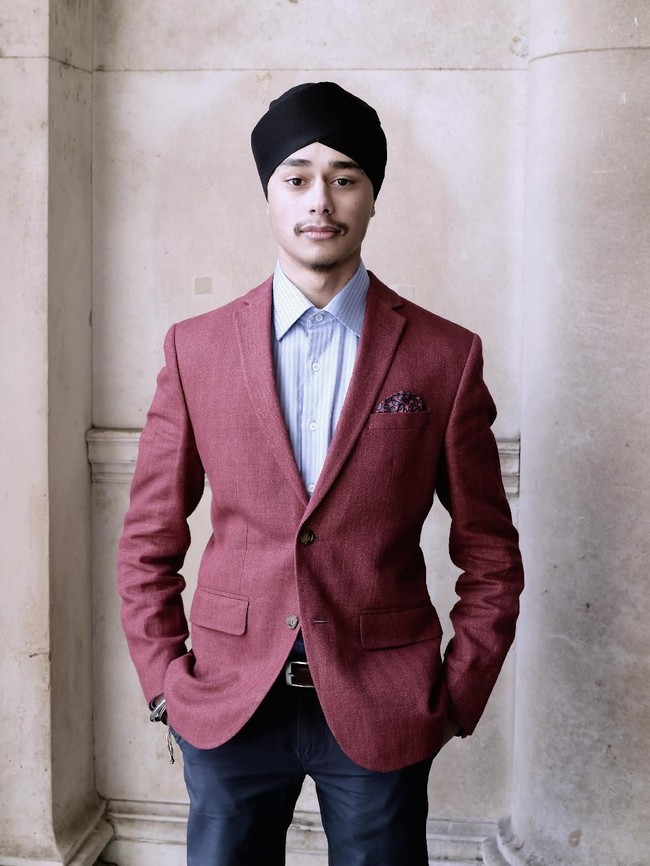 Contoh lain dari Turban pria Sikh. Turban dipadukan dengan busana yang modis. (Foto: Getty Images)