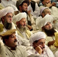 Dikutip dari New York Times, turban di tenggara Afghanistan dikenal dengan ukurannya yang agak besar dan dililit longgar seolah terlihat mau lepas. Sementara di Kabul, ibukota Afghanistan, para prianya lebih memilih bentuk yang lebih simpel dan kecil. (Foto: Getty Images)