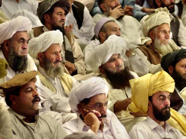 Dikutip dari New York Times, turban di tenggara Afghanistan dikenal dengan ukurannya yang agak besar dan dililit longgar seolah terlihat mau lepas. Sementara di Kabul, ibukota Afghanistan, para prianya lebih memilih bentuk yang lebih simpel dan kecil. (Foto: Getty Images)