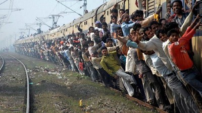 Bikin Merinding! Kereta di India Sampai Begini Lho
