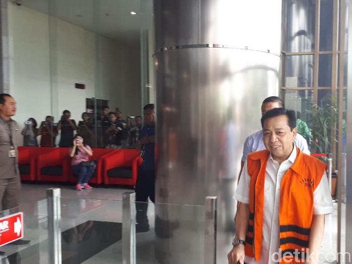 Kembali Jalani Pemeriksaan di KPK, Novanto Kali Ini Bawa Map Merah