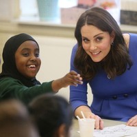 Biru punya efek menenangkan. Menurut para konsultan mode, baju warna biru diromendasikan untuk dikenakan saat wawancara kerja karena menyimbolkan loyalitas. Foto: Getty Images