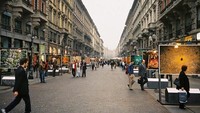 Anda yang menyukai karya seni, sebuah jalan di kota Milan, Italia, bisa menjadi sarana hiburan. Di sana terpampang sejumlah lukisan dan juga deretan restoran hingga tempat perbelanjaan. Istimewa/Afar.