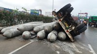Mobil bernopol B 9452 UEM berangkat dari Bogor ke Pelabuhan Tanjung Priok. Truk yang disopiri oleh Rojikin (28) itu hendak menurunkan paku bumi itu di Dermaga Inggom, Jl Industri, Tanjung Priok.  