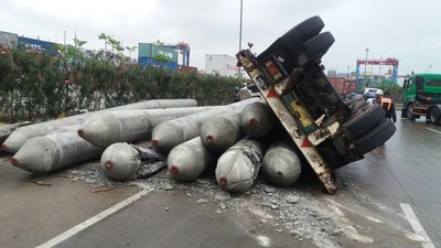 Paku Bumi Berserakan di Priok