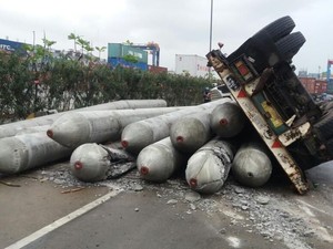 Truk Muatan Paku Bumi Terguling di Pelabuhan Tanjung Priok