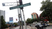 Kendaraan melintas di Jalan Warung Jati Barat, Jakarta, Selasa (30/1/2018).