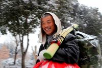 Bikin Hati Meleleh, Pria 60 Tahun Jalan 40 Km Demi Belikan Istri Baju Baru