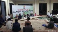 Presidium Alumni 212 menjelaskan perbedaannya dengan Persaudaraan Alumni 212 ada di sistem manajemen. Mereka pun menyebut Persaudaraan Alumni 212 seperti parpol.
