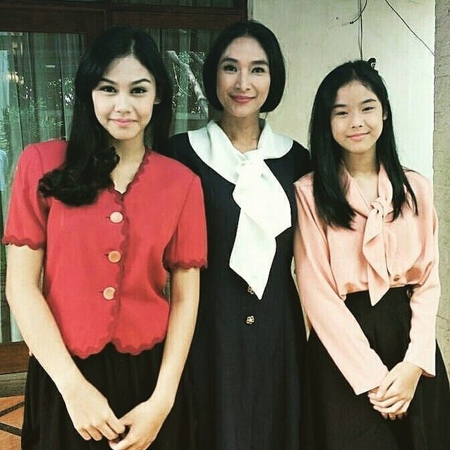 Film Dilan 1990 tak hanya menarik dari segi cerita, tapi juga busana yang dipakai para pemain. Film itu menyajikan busana dan gaya rambut yang hits di tahun 90-an. Mulai dari gaya anak muda hingga gaya para ibu-ibu di zaman itu. Foto: Instagram