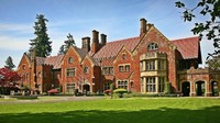 Kastil Thornewood merupakan wujud cinta murni dari Chester Thorne kepada istrinya Anna. Milyuner ini membeli tanah dan material yang diangkut dari Inggris ke Washington sebanyak 3 kapal. (Thornewood castle/Facebook)