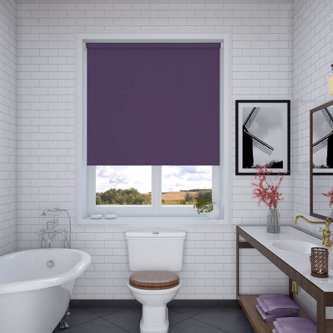 Tak harus serba ultraviolet, cukup pada satu interior sebagai fokus di kamar mandi. Salah satunya, window blind atau gorden. (Foto: Instagram)
