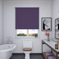 Tak harus serba ultraviolet, cukup pada satu interior sebagai fokus di kamar mandi. Salah satunya, window blind atau gorden. (Foto: Instagram)