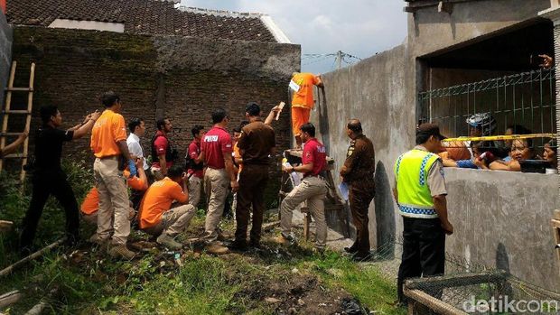 Pembunuhan Dera Karyawati BPR Direkonstruksi