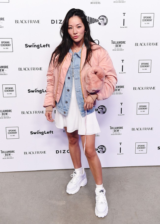 Stylist dan fashion blogger Tina Leung tampil beda dengan gaya tumpuk yang satu ini. Jaket di atas jaket, kenapa tidak? Foto: Getty Images