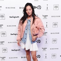 Stylist dan fashion blogger Tina Leung tampil beda dengan gaya tumpuk yang satu ini. Jaket di atas jaket, kenapa tidak? Foto: Getty Images