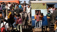 Sebanyak 23 juta orang di India setiap harinya menggunakan kereta api sebagai saran transpotasi. Tak heran jika itu membuatnya padat. Istimewa/Business Insider.