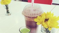 Satu gelas kecil wheatgrass shot serta smoothie almond, coklat, dan mint jadi penyemangat Tara kala itu. Foto: Instagram @tarabasro