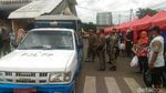 Ramai-ramai Menumpang Mobil Satpol PP di Tanah Abang
