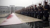 Hujan salju tak menyurutkan penyambutan hangat untuk Jokowi dari pemerintah Afghanistan. Reuters/Massoud Hossaini.