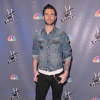 Buat cowok-cowok, tampilan high street seperti Adam Levine ini paling cocok untuk dipakai ke acara casual atau sekadar hangout bersama teman. Foto: Getty Images