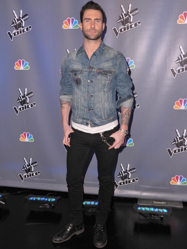 Buat cowok-cowok, tampilan high street seperti Adam Levine ini paling cocok untuk dipakai ke acara casual atau sekadar hangout bersama teman. Foto: Getty Images