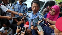 Direktur Pelayanan Tahanan dan Pengelolaan Benda Sitaan dan Barang Rampasan Negara, Wahiddin memberikan keterangan pers usai menerima kedua mobil tersebut.