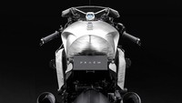 Tapi perjalanannya tidak mulus, ketika mencoba memasangkan desain terbarunya itu ternyata mereka menemukan beberapa masalah yakni overheat dari silinder belakang dengan tangki. Ya, itulah kesalahan pertama dan terakhir mereka ketika membangun RC51 versinya yakni melakukan modifikasi dari badannya dulu, bukan mesin dan hal lainnya yang berkaitan dengan itu. Foto: Pool (Rideapart)