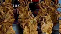 Sajian cumi-cumi ini selalu ada hampir di setiap pasar malam di Taiwan. Cumi yang digoreng dengan tepung ini dilapisi dengan tepung roti sehingga teksturnya renyah. Dipadu dengan paduan saus plum, bubuk cabai dan rumput laut. Foto: Istimewa