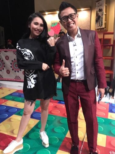Ayu Ting Ting dan Koleksi Sepatu Bermerek 